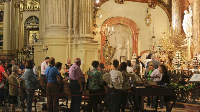 Colas de fieles, durante el besamano a la Virgen de la Victoria en la mañana de ayer.