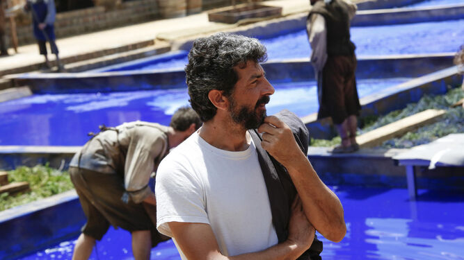 El director Alberto Rodríguez durante la filmación de uno de los capítulos de la serie de televisión 'La peste'.