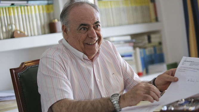 Cayetano Rengel posa en su despacho situado en la Avenida de Andalucía.