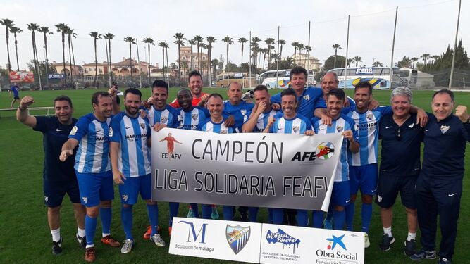 Los Málaga Forever celebran su título.