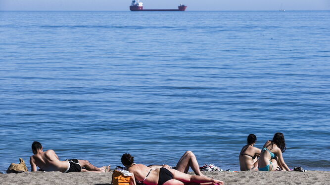Bañistas en la playa de La Malagueta durante la pasada primavera.