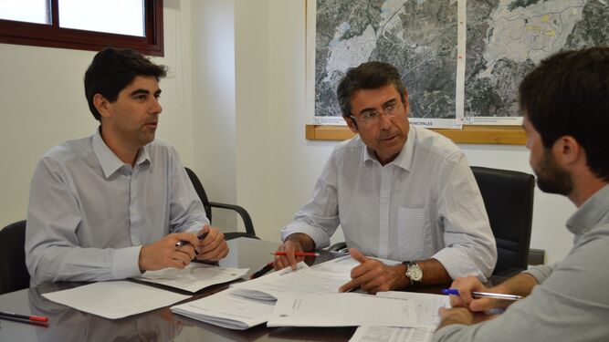 El alcalde de Coín (en el centro) reunido con su equipo para abordar las inversiones.