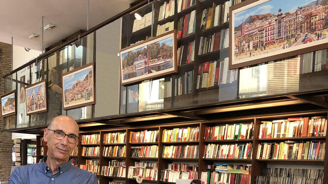 El autor posa junto a las láminas expuestas en la librería Proteo y Prometeo.