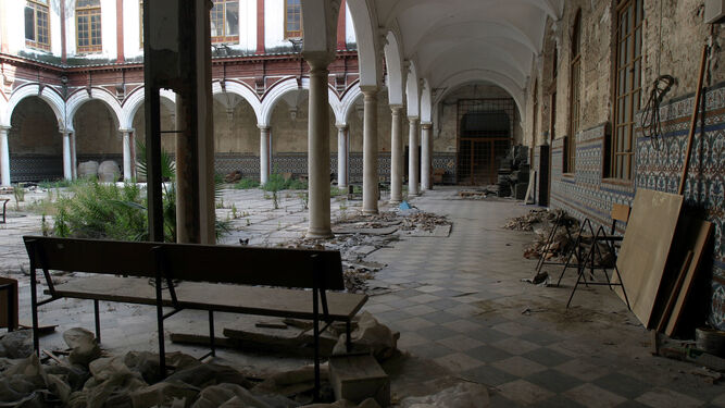Patio interior del Colegio de San Agustín, en ruinas.