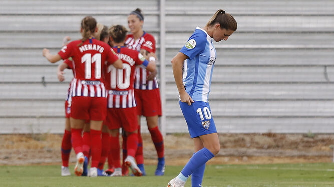Adriana Martín se lamenta, con las jugadoras del Atlético de Madrid celebrando al fondo.