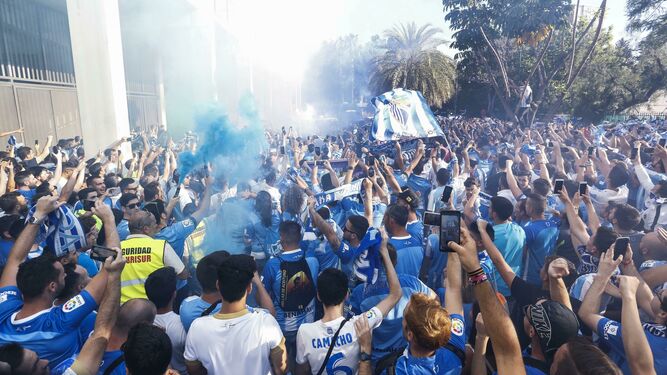 Cientos de malaguistas se congregaron para arengar al Málaga CF