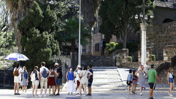 Un grupo de turistas en las cercanías del Teatro Romano de Málaga.