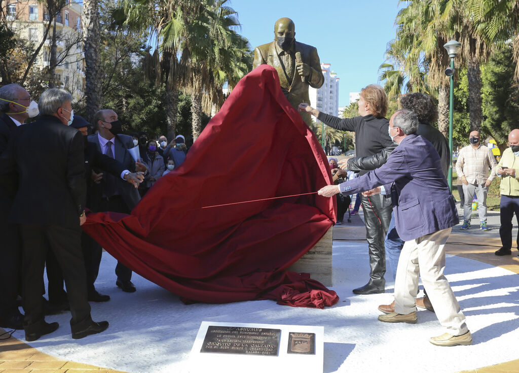 Las fotos de la escultura con la que M&aacute;laga homenajea a Chiquito de la Calzada