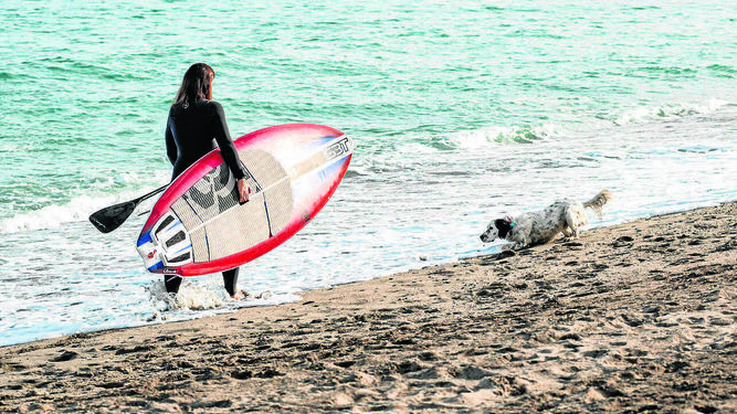 Las playas de Vera ofrecen multitud de posibilidades para la práctica de deportes como buceo, kayak, vela o pádel surf, entre otros.