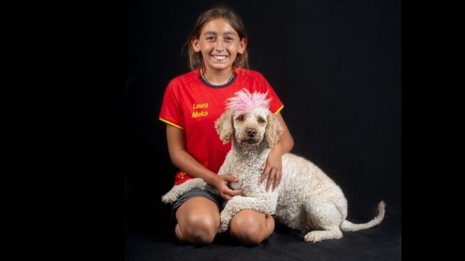 Laura Antón y su perra Nuka. Fue subcampeona en la Joop de Reus Memorial Cup (Francia) con sólo once años.