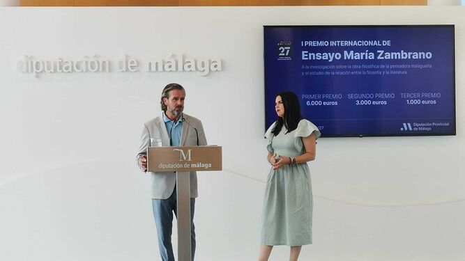Víctor González, diputado de Cultura, y Lourdes Piña, diputada de Igualdad, presentan la convocatoria del I Premio Internacional de Ensayo María Zambrano