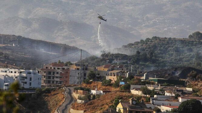 Un helicóptero echando agua en el incendio de Mijas de ayer por la tarde.