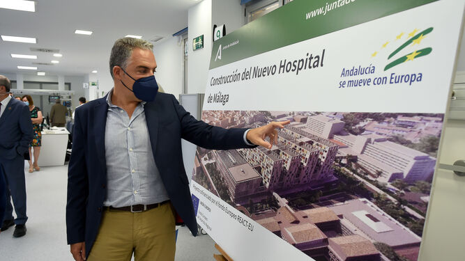 El Consejero de la Presidencia de la Junta de Andalucía, Elías Bendodo, señala una de las infraestructuras del nuevo hospital.