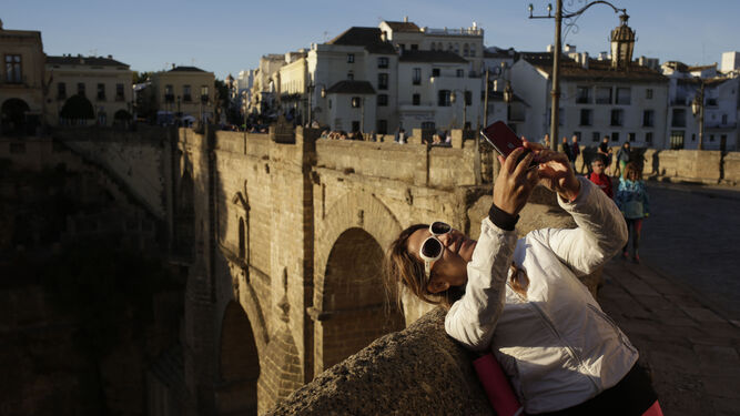 Turista se toma una imagen en el Puente Nuevo de Ronda.