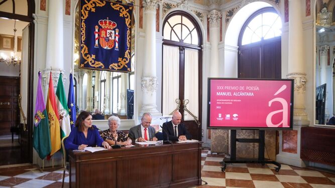 Presentación del fallo del jurado del Premio Manuel Alcántara en el Salón de los Espejos.