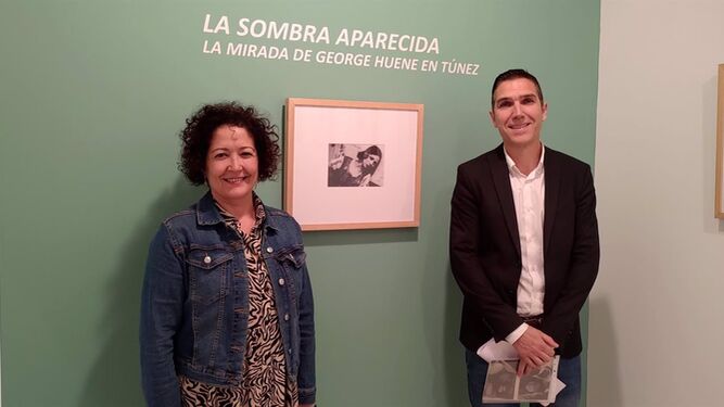 La concejala de Cultura de Vélez-Málaga, Cynthia García, y el secretario de la Fundación Luis Ortega.