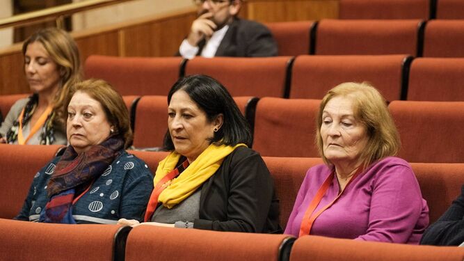 Las hermanas Manuel José García Caparrós, en el Pleno del Parlamento andaluz.
