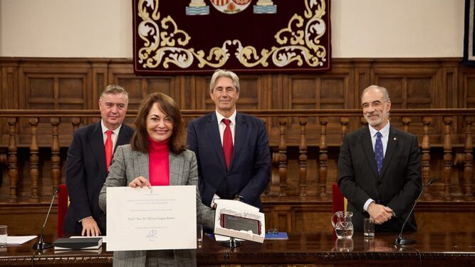 Gloria Corpas, investigadora de la UMA, recibiendo su premio 'Doctora de Alcalá' a la excelencia investigadora.