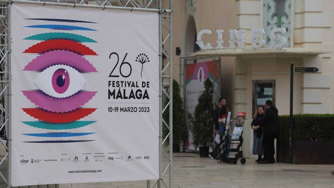 Un cartel del 26 Festival de Cine de Málaga, junto al Cine Albéniz.