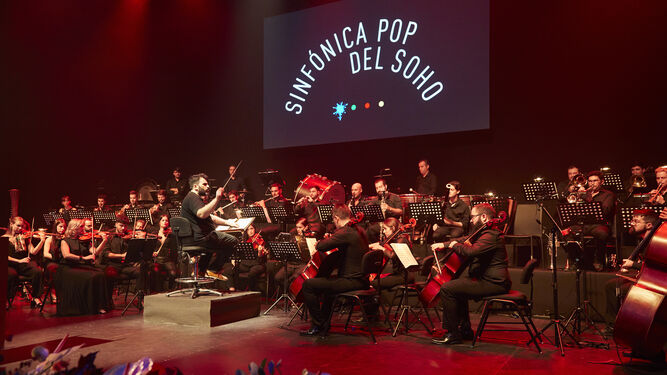 Díez Boscovich dirige la Orquesta Sinfónica Pop del Soho.