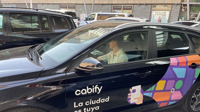 Conductora de Cabify en las proximidades de la Estación María Zambrano