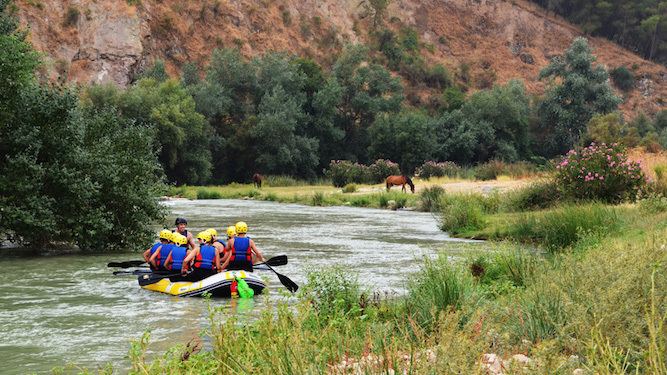 Un grupo hace rafting en un río.