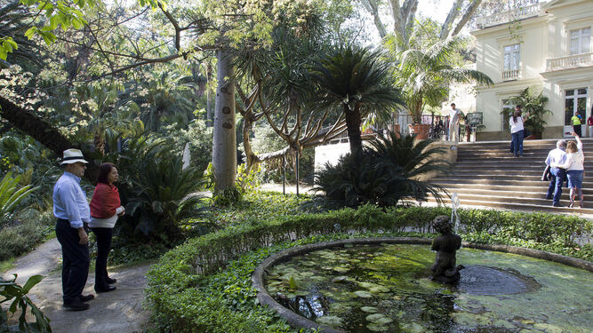 Una pareja en el Jardín Botánico-Histórico de La Concepción.