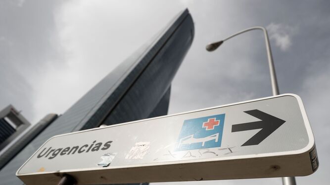 Una señal indica la ubicación de las urgencias del Hospital de la Paz de Madrid.