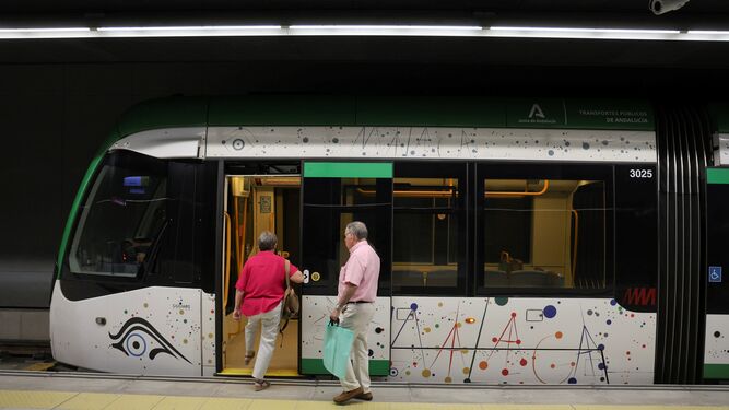 Viajeros suben al Metro de Málaga.
