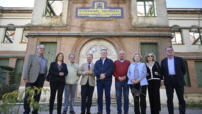 El presidente de la Diputación de Huelva, David Toscano (4º izda) junto a propietarios.