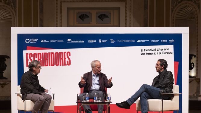 Los escritores Eduardo Lago, Richard Ford y Juan Gabriel Vásquez en el Festival Escribidores.