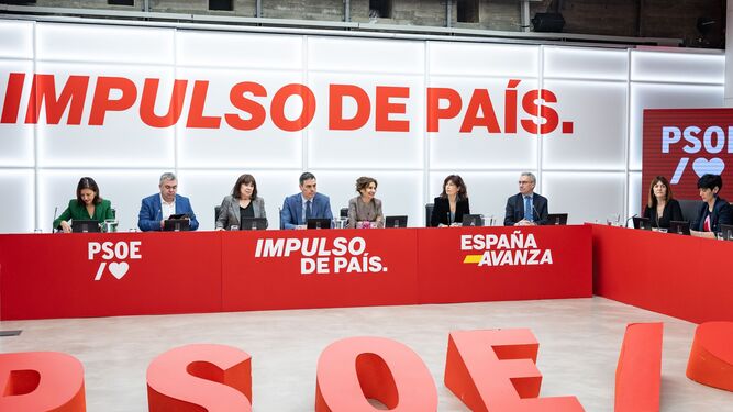 El secretario general del PSOE, Pedro Sánchez, en el centro, preside la reunión de la Ejecutiva Federal de su partido este lunes en Madrid.