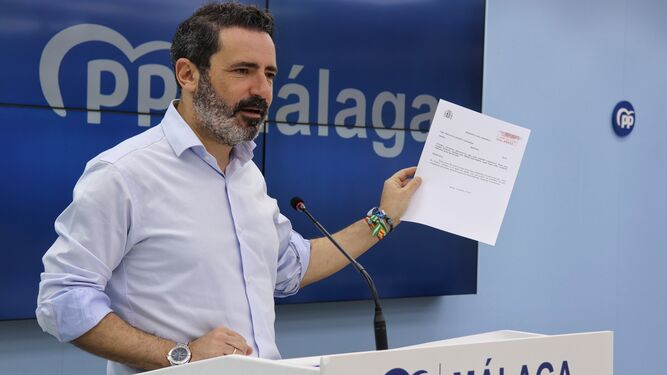 José Ramón Carmona, secretario general del PP, muestra la respuesta del Gobierno sobre el tren litoral.