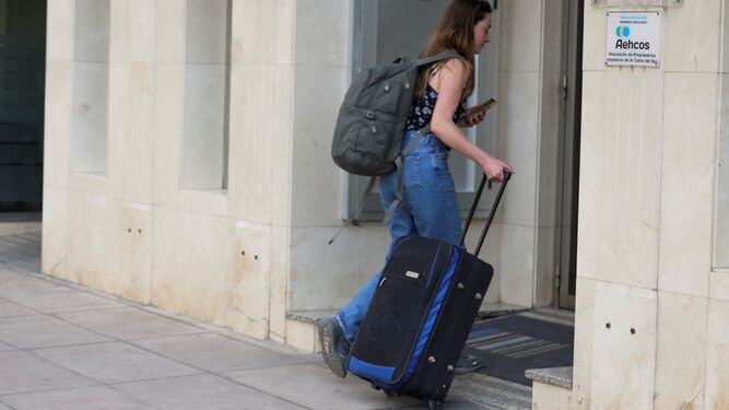 Una turista en un hotel de la capital malagueña.