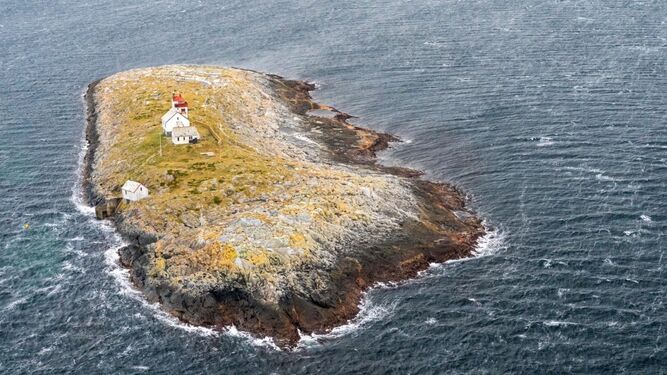 Venden una isla con un histórico faro por 40.000 euros