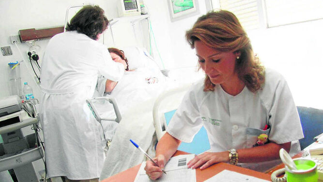 Dos sanitarias atienden a una enferma en un centro hospitalario de Málaga.