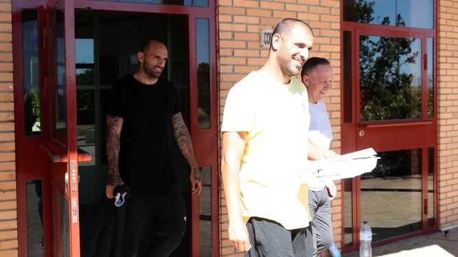 Carlos Aranda y Raúl Bravo, al salir de prisión.