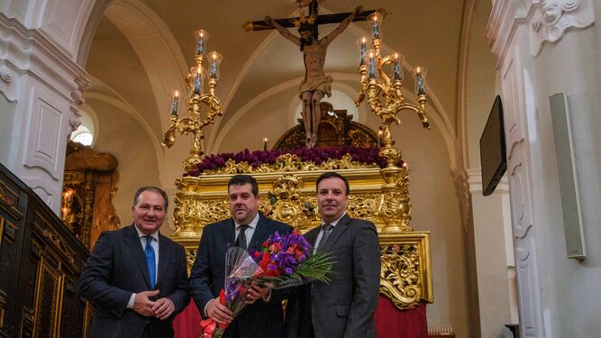 David Toscano rinde homenaje floral en La Merced al Cristo del Buen Viaje.