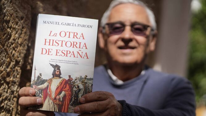 El historiador linense Manuel García Parody, con su libro 'La otra historia de España'.