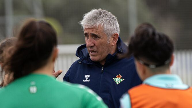Joseba Aguirre dirige el entrenamiento del Betis Féminas.