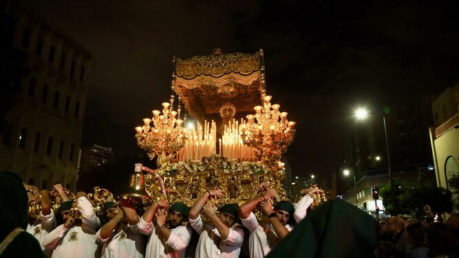 La Esperanza en su procesión del Jueves Santo en Málaga