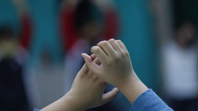 Un niño con diagnóstico y tratamiento del Trastorno del Espectro Autista (TEA), durante una clase de baile.