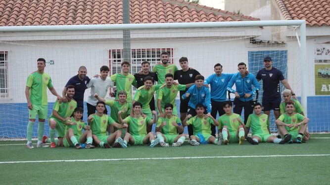 La plantilla del Málaga C celebra su ascenso a Primera Andaluza