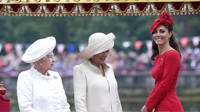 Isabel II en su Jubileo de 2012, junto a la futura reina consorte Camila y Catalina, actual princesa de Gales