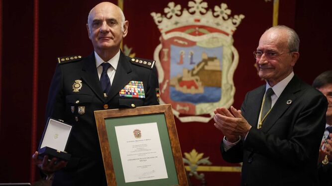 Entrega de la Medalla de la Ciudad a la Policía Nacional de Málaga, representada por su comisario Enrique Barón.
