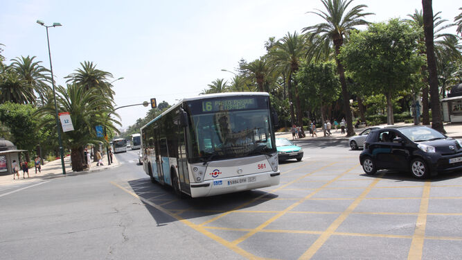 Autobús circulando por la Alameda Principal y Paseo del Parque de Málaga.