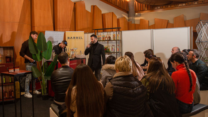 Uno de los talleres prácticos que se desarrollan en Bar Experience Málaga.