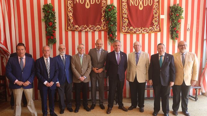 El alcalde, José Luis Sanz; el delegado de Fiestas Mayores; Manuel Alés y el presidente del Consejo, Paco Vélez, ayer en la Feria con los miembros del Consejo de Cofradias.