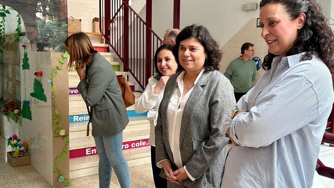 La alcaldesa de Sanlúcar, Carmen Álvarez, en el colegio Blas Infante.