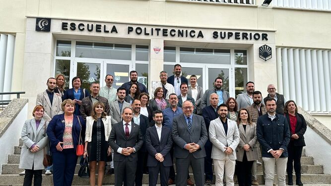 Pablo Bustinduy,  en el centro, con el rector de la UCO junto dirigentes y simpatizantes del PSOE e IU de Córdoba.